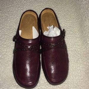 NWOT Easy Spirit Clogs Sz11